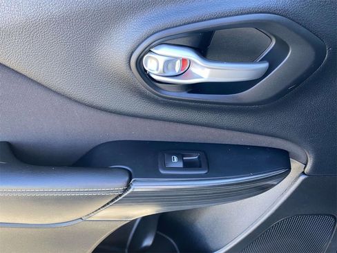 Used 2016 Jeep Cherokee Latitude w/ Comfort/Convenience Group image 13