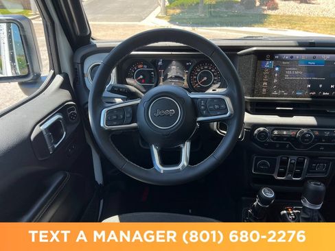 Used 2025 Jeep Wrangler Unlimited Sahara AWD/4WD image 13
