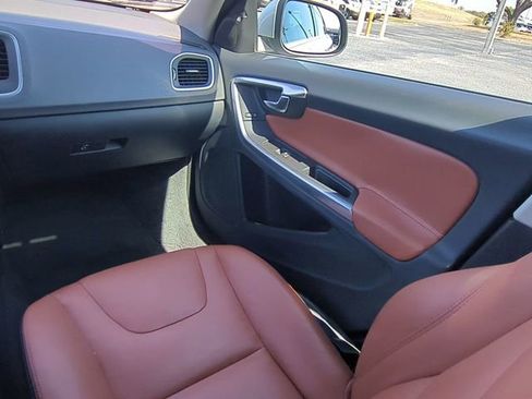 Used 2017 Volvo S60 T5 Inscription image 17