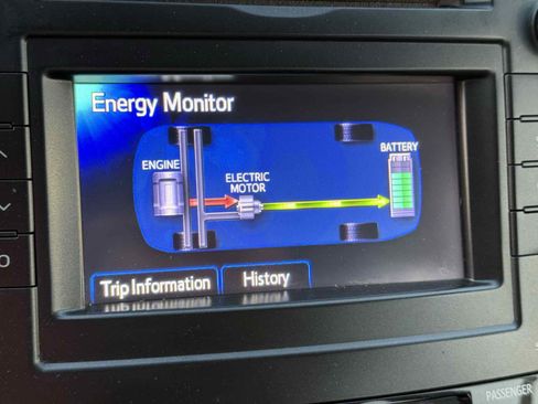Used 2014 Toyota Prius V Two FWD image 5