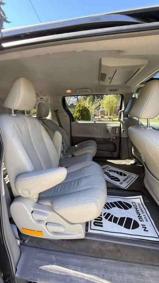 Used 2011 Toyota Sienna XLE w/ Premium Pkg FWD image 11