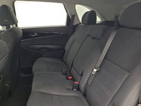 Used 2019 Kia Sorento LX image 18
