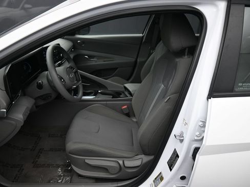 Certified 2025 Hyundai Elantra SE w/ Cargo Package FWD image 18