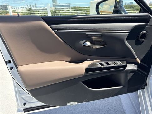 Used 2025 Lexus ES 300h w/ Luxury Package image 13