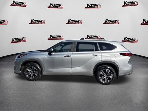 Used 2023 Toyota Highlander XLE AWD/4WD image 8
