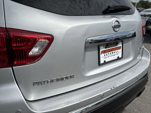 Used 2020 Nissan Pathfinder SV image 29