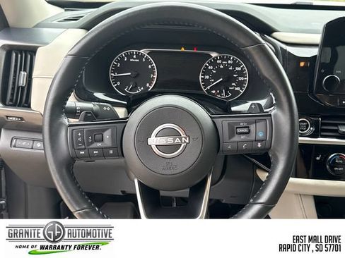 Used 2023 Nissan Pathfinder SL FWD image 15
