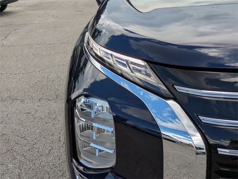 New 2025 Mitsubishi Outlander SE image 9