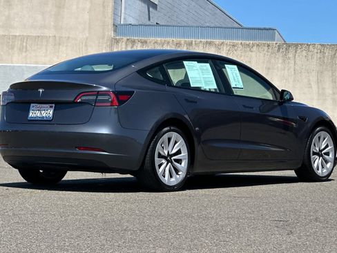 Used 2023 Tesla Model 3 Standard Range image 2