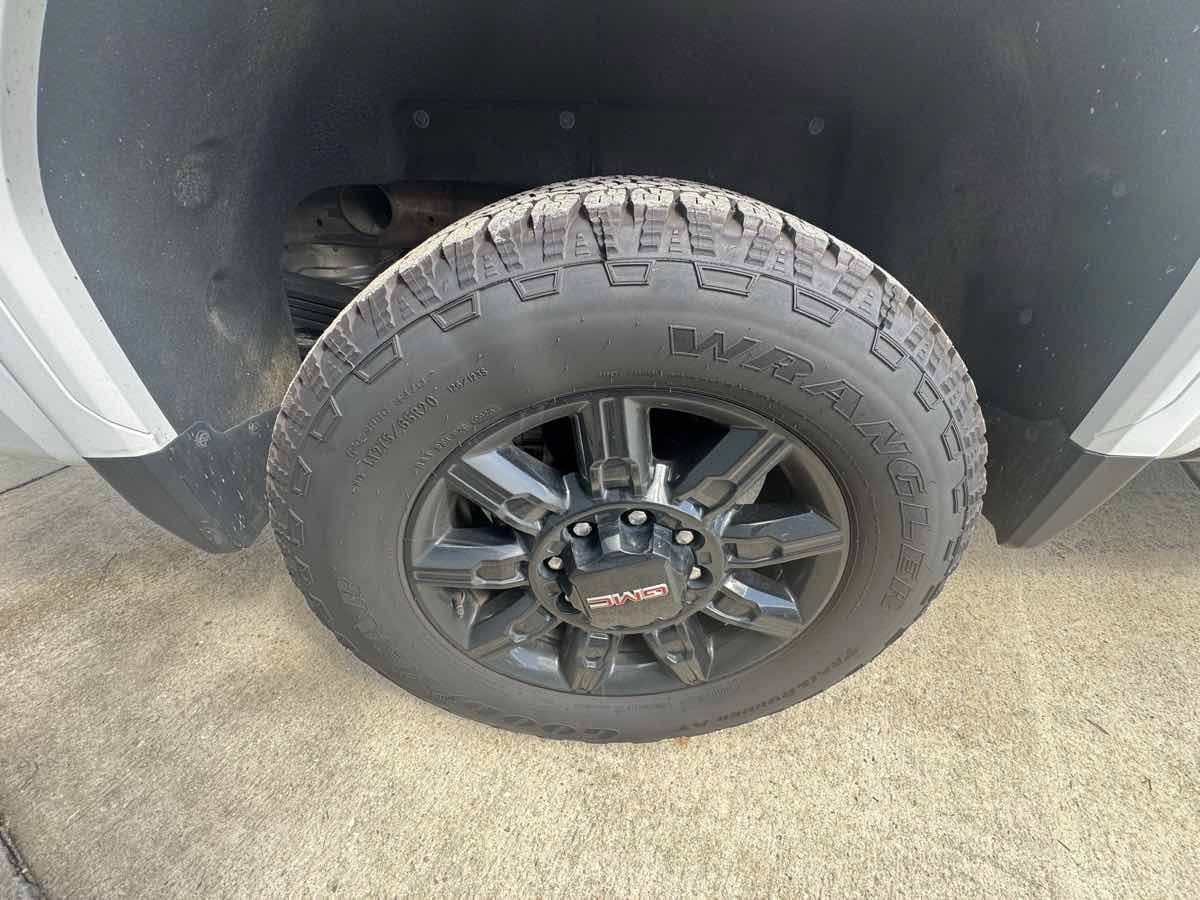 Used 2024 GMC Sierra 2500 AT4 w/ AT4 Premium Plus Package AWD/4WD image 32