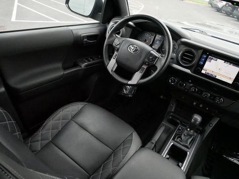 Used 2019 Toyota Tacoma TRD Sport AWD/4WD image 9