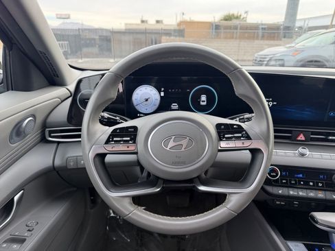 Used 2025 Hyundai Elantra SEL image 35