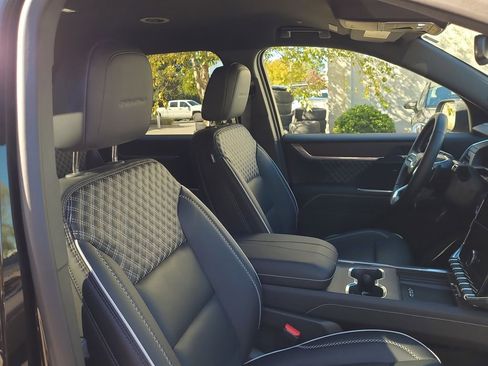 Used 2025 GMC Acadia Denali image 19