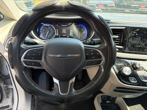 Used 2020 Chrysler Pacifica Touring-L Plus FWD image 19
