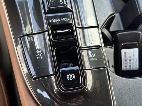 Certified 2025 Toyota Crown Signia XLE image 23