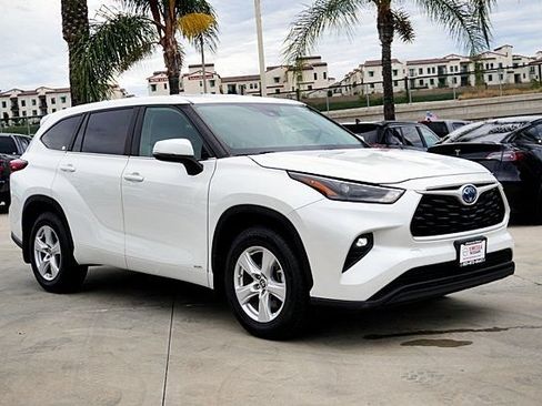 Used 2023 Toyota Highlander LE AWD/4WD image 2