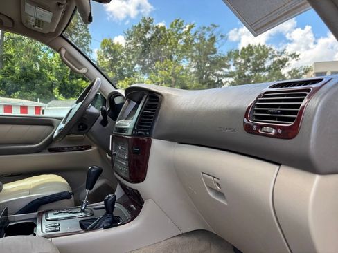 Used 2004 Toyota Land Cruiser w/ Convenience Pkg AWD/4WD image 28