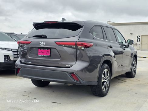 Used 2021 Toyota Highlander XLE FWD image 6