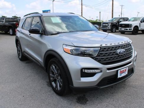 Used 2023 Ford Explorer XLT w/ Equipment Group 202A RWD image 3