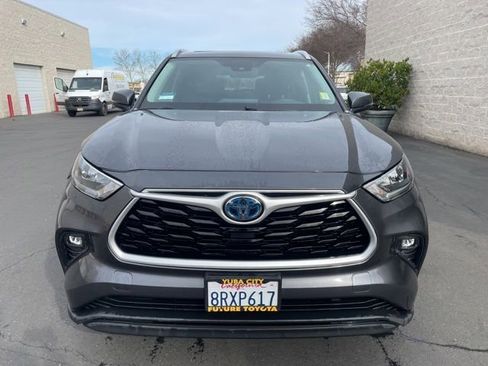 Used 2020 Toyota Highlander XLE image 2
