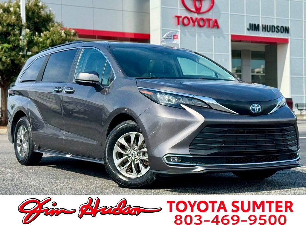 Used 2024 Toyota Sienna XLE FWD image 1