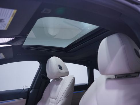 Used 2022 BMW i4 eDrive40 w/ M Sport Package image 8