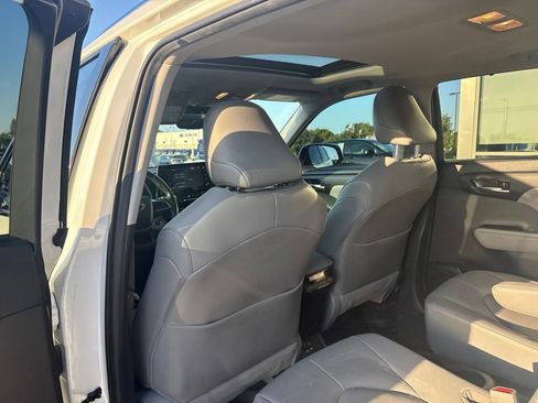 Used 2020 Toyota Highlander XLE AWD/4WD image 38