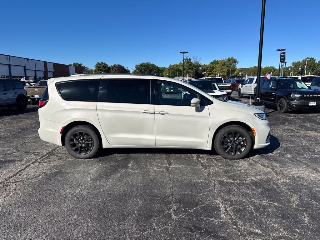 Used 2021 Chrysler Pacifica Limited w/ S Appearance Package AWD/4WD image 4