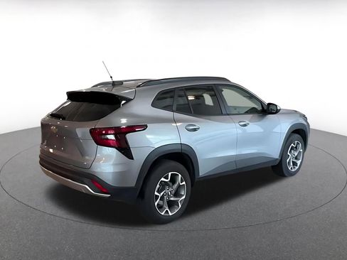 Used 2025 Chevrolet Trax LT FWD image 9