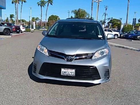 Used 2020 Toyota Sienna LE image 3