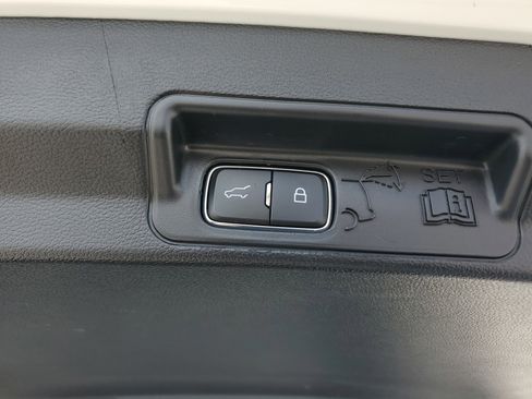 Used 2022 Ford Explorer XLT image 17