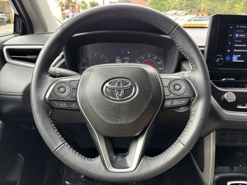 Used 2025 Toyota Corolla Cross LE image 28