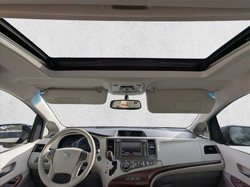 Used 2011 Toyota Sienna XLE w/ Premium Pkg image 18