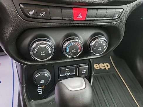 Used 2016 Jeep Renegade Latitude w/ Cold Weather Group AWD/4WD image 20