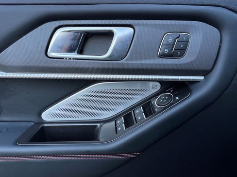 Used 2025 Ford Explorer ST image 28