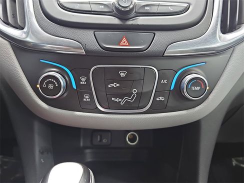 Used 2018 Chevrolet Equinox LS image 21