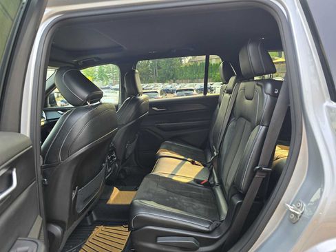 Used 2024 Jeep Grand Cherokee L Altitude AWD/4WD image 16