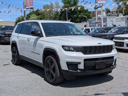 Used 2023 Jeep Grand Cherokee L Limited w/ Black Appearance Package AWD/4WD image 4