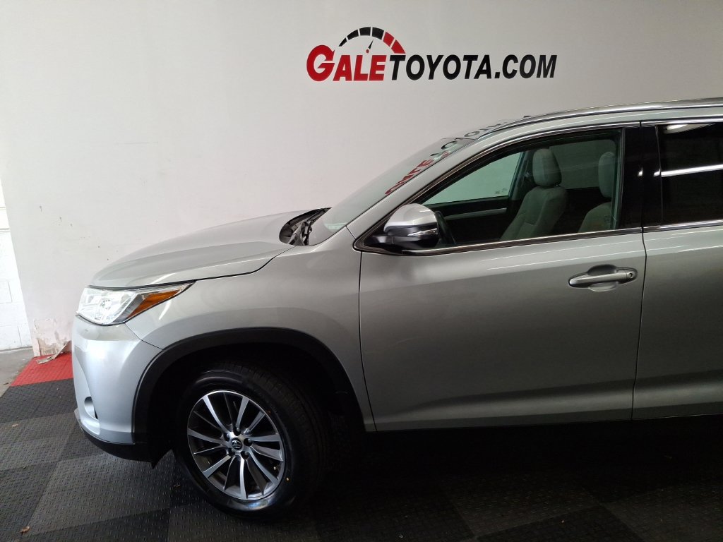 Used 2019 Toyota Highlander XLE AWD/4WD image 5