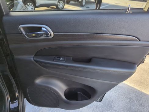 Used 2018 Jeep Grand Cherokee Laredo image 23