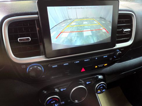 Used 2022 Hyundai Venue SEL image 25