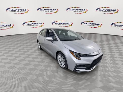 Used 2022 Toyota Corolla SE FWD image 2
