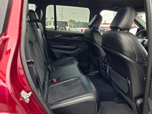 Used 2025 Jeep Grand Cherokee Altitude AWD/4WD image 15