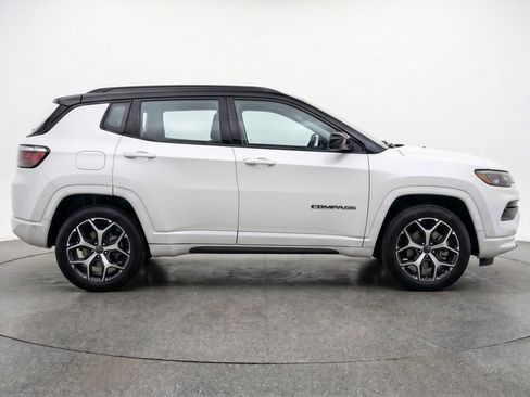 Used 2025 Jeep Compass Limited AWD/4WD image 11