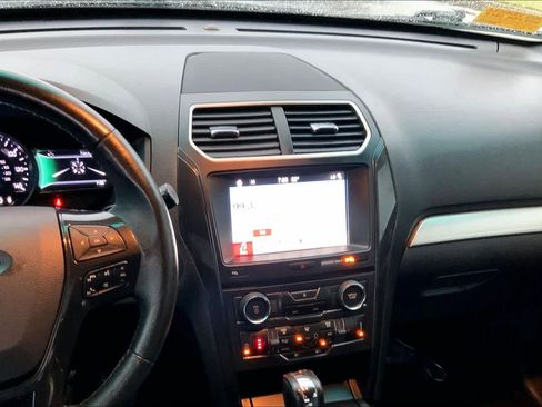 Used 2017 Ford Explorer XLT w/ Equipment Group 202A image 7