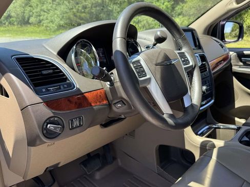 Used 2014 Chrysler Town & Country Touring-L w/ Driver Convenience Group FWD image 2