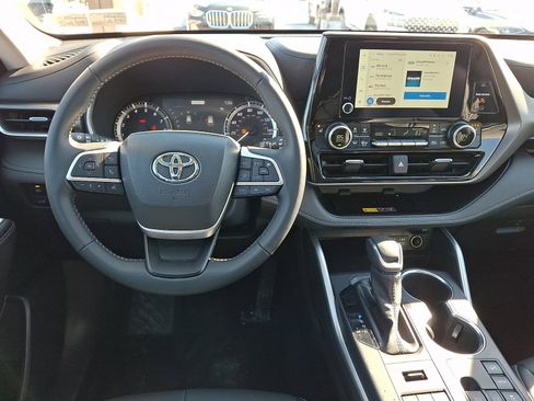 Used 2025 Toyota Highlander XLE image 12