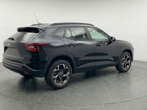 Used 2025 Chevrolet Trax LT w/ LT Convenience Package FWD image 9