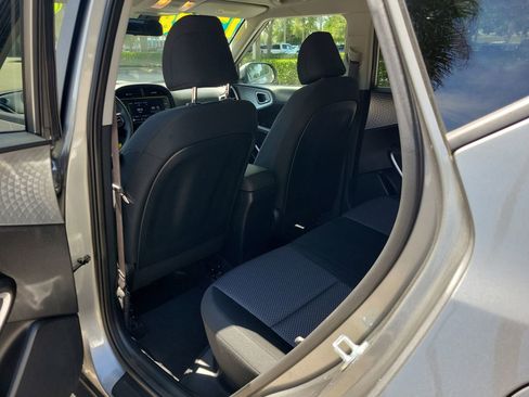 Used 2025 Kia Soul LX w/ LX Technology Package FWD image 8