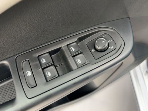 New 2026 Volkswagen Taos SE image 13